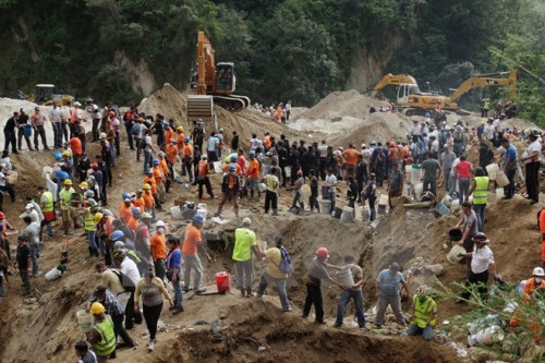 Lực lượng cứu hộ làm việc tại hiện trường vụ lở đất ở Santa Catarina Pinula, ngày 3/10 (Reuters/ TTXVN)