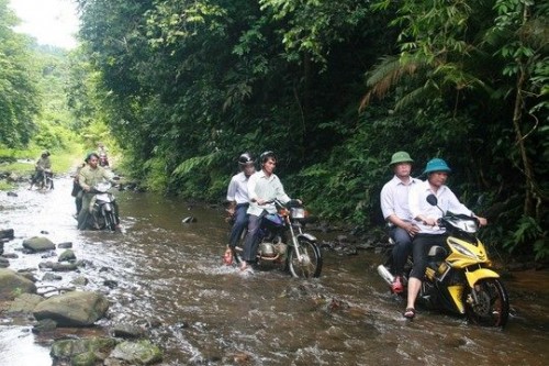 Ông Lê Trí Thanh, Phó chủ tịch UBND tỉnh Quảng Nam (ngồi sau xe đầu) cùng đoàn công tác tiến vào lâm phận rừng phòng hộ Sông Tranh
