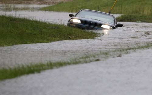 Một chiếc ô tô bị mắc kẹt ở Florence, Nam Carolina sau khi nước ngập hết các con phố. (ảnh: AP).