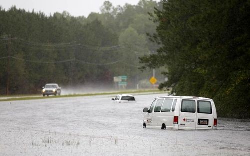 Chiếc xe của tổ chức Chữ Thập Đỏ đang bị mắc kẹt trong nước lũ trên đường U.S. Hwy. 17 North ở Nam Carolia. (ảnh: AP).