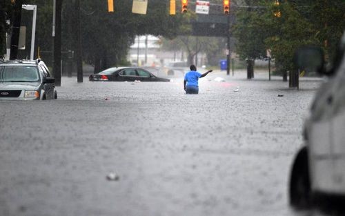 Lũ lụt tại giao điểm của đường Huger và và đường King ở Charleston, Nam Carolina. Cơ quan dự báo thời tiết ở Mỹ cho biết nguy cơ lũ lụt vẫn sẽ tiếp tục vào ngày 5/10. (ảnh: AP).