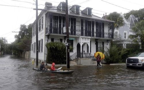 Mưa lớn làm ngập nhiều căn nhà ở Charleston, Nam Carolina. (ảnh: AP).