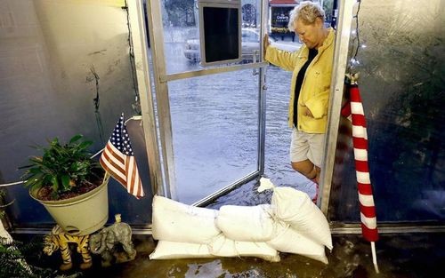 Người dân Mỹ phải dùng các bao cát để chặn nước vào nhà. (ảnh: AP).