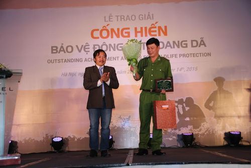 Đại diện PanNature trao giảiông Nguyễn Duy Toại (Phòng Cảnh sát phòng chống tội phạm về môi trường, Công an tỉnh Bắc Kạn)