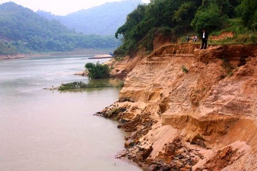 Sạt lở thường xuyên xảy ra ở hạ lưu sông Hồng trên lãnh thổ Việt Nam mỗi khi xuất hiện lũ lớn.