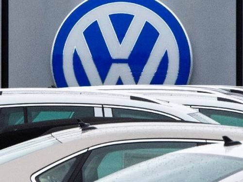 Volkswagen đang phải đối mặt với hàng loạt khó khăn (Nguồn: AP)