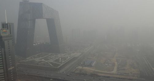 Trụ sở đài truyền hình trung ương Trung Quốc (CCTV) chìm trong khói mù do ô nhiễm gây ra. Bắc Kinh ngày 04/03/2014. Ảnh REUTERS/Jason Lee/Files