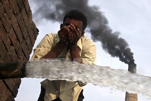 Khói thải ra từ một xưởng sản xuất gạch ở ngoại ô thành phố Chandigarh, phía bắc Ấn Độ năm 2009 (Nguồn: Reuters/TTXVN)