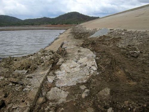  Mái đập hạ lưu hồ Lanh Ra (xã Phước Sơn, huyện Ninh Phước, tỉnh Ninh Thuận) bị sạt lở (Ảnh: Lê Trường)