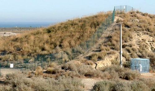 Nằm sau rào chắn là khu vực vẫn còn bị nhiễm xạ nặng ở Palomares (Ảnh: BBC)