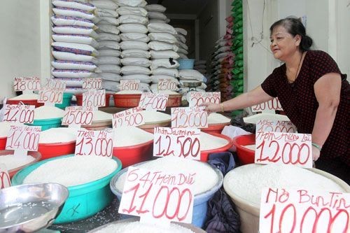 Nhiều thương hiệu gạo ngoại được người bán bày ở vị trí trung tâm vì nhiều người mua (Ảnh: Hoàng Triều)