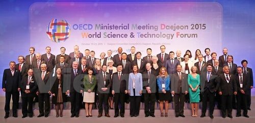 Các đại biểu tham dự Hội nghị cấp Bộ trưởng Khoa học OECD chụp ảnh lưu niệm. Thứ trưởng Trần Quốc Khánh đứng hàng thứ hai, ngoài cùng, bên phải (Ảnh: Phạm Duy/Vietnam+)