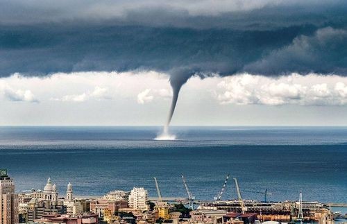 Ngày 20/10, một vòi rồng trên mặt nước đã xuất hiện ở Genoa, miền Đông Bắc Italy (Nguồn: CCTVNews)