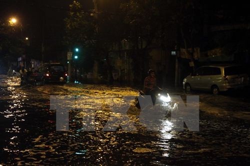 Tuyến đường 26, quận 6, Thành phố Hồ Chí Minh ngập úng bởi mưa và nước triều cường (Ảnh: Hoàng Hải/TTXVN)