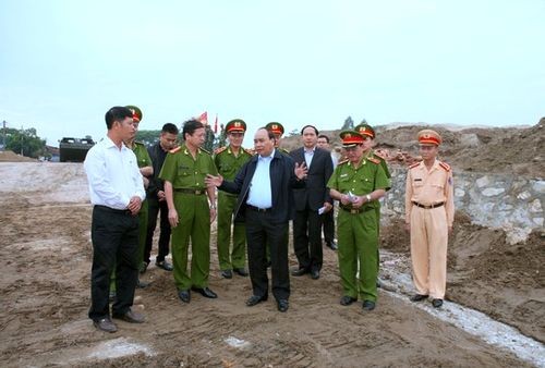 Phó Thủ tướng Nguyễn Xuân Phúc bất ngờ "đột kích" khu vực khai thác cát trái phép gây sạt lở sông Hồng ở huyện Thường Tín, TP Hà Nội (Ảnh: Xuân Tuyến)