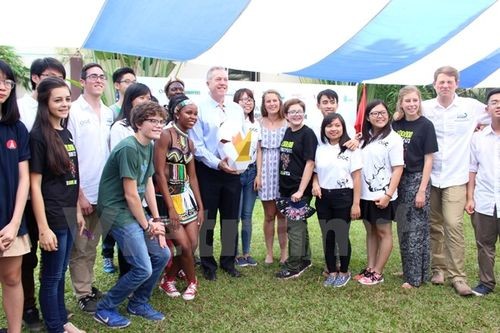 Đại sứ Ted Osius chụp ảnh lưu niệm cùng các đại sứ tê giác đến từ Hoa Kỳ, Nam Phi và các bạn trẻ Việt Nam (Ảnh: Hùng Võ/Vietnam+)