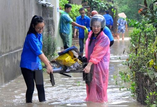 Đoàn thanh niên giúp dân dọn dẹp đồ đạc sau bão tại Quảng Ninh (Ảnh minh họa. Nguyễn Hoàng/TTXVN)