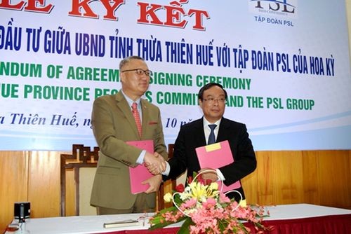 Ông Thomas Lee, Chủ tịch Tập đoàn PSL (bên trái) và ông Nguyễn Văn Cao, Chủ tịch UBND tỉnh Thừa Thiên- Huế ký kết biên bản thỏa thuận hợp tác (Ảnh: Thế Phong)