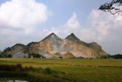 Mỏ đá khu vực núi Vạc, xã Định Tăng - nơi treo rất nhiều các biển "cấm quay phim chụp ảnh"