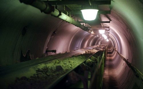 Nhà máy sản xuất vàng từ quặng thô được xây dựng dưới lòng đất. Nhiệt độ tại khu mỏ này luôn ở mức cực thấp, có thể xuống dưới -35 độ C vào mùa đông.