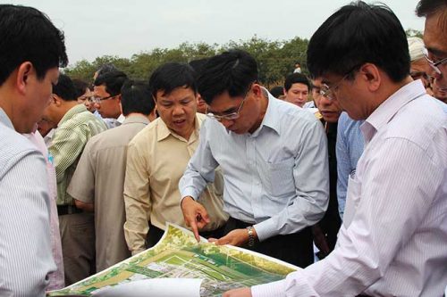 Ông Trần Văn Vĩnh - PCT UBND tỉnh Đồng Nai (thứ 2 từ phải qua) đang trình bày dự án với đoàn Quốc hội về Đồng Nai khảo sát dự án 