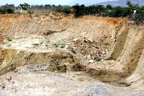 Những hố đất bị đào sâu hoắm, phá nát nhiều diện tích đất sản xuất của xã Xuân Hải, huyện Ninh Hải, tỉnh Ninh Thuận