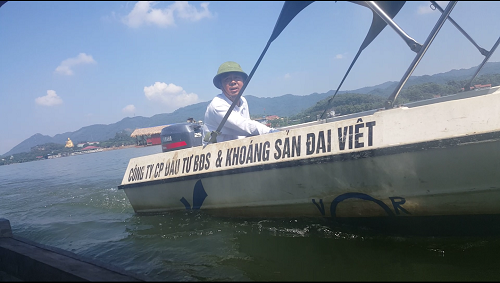 Xuồng của Công ty Đại Việt xua đuổi, chửi bới thuyền của phóng viên.