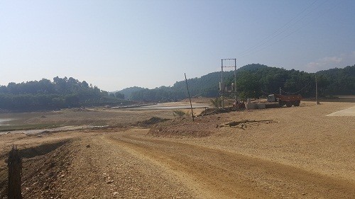 Diện tích lớn của hồ Núi Cốc bị lấp làm nơi tập kết cát của Công ty Đại Việt để chở đi bán.