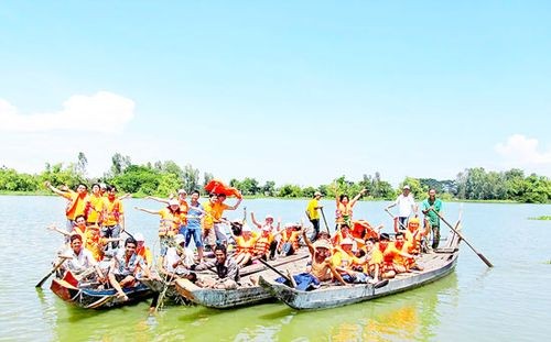 Du khách trên Búng Bình Thiên (An Giang) mùa nước nổi