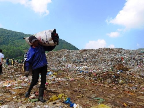 Bãi rác Khánh Sơn sau gần 25 năm tồn tại đã thành núi rác.