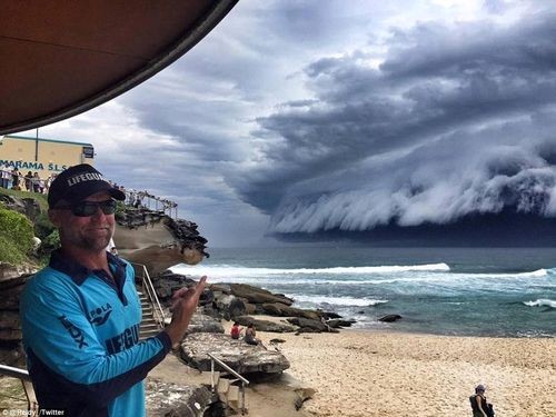 Một cơn bão mạnh đã quét qua thành phố Sydney hôm qua, tạo ra hiện tượng mà một số người gọi là 'Tsunmani mây' bên ngoài khơi bãi biển Bondi nổi tiếng của thành phố.