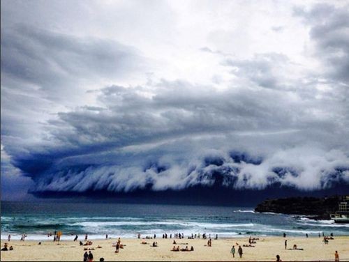 Mây sóng thần xuất hiện ngoài biển Bondi (Nguồn: theguardian.com)