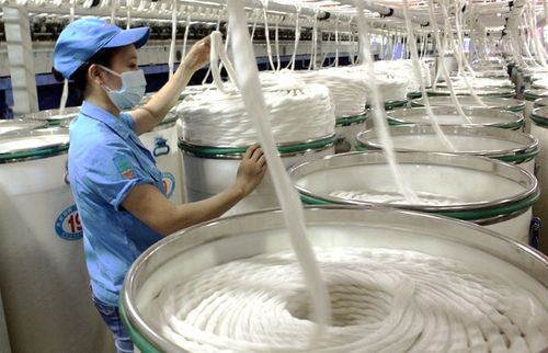 Dây chuyền sản xuất sợi tại Cty TNHH Texhong Ngân Long, Trung Quốc - KCN Hải Yên, TP.Móng Cái (Ảnh: Cao Quỳnh/Lao Động)
