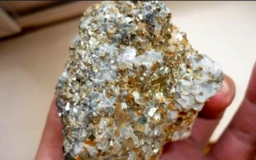 Một mẫu đá thạch anh chứa vàng, thường được tìm thấy trong các mỏ vàng.