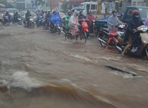 Mưa lớn gây ngập sâu ở TP Buôn Ma Thuột, tỉnh Đắk Lắk (Ảnh: Cao Nguyên)