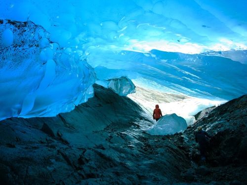 Động băng Mendenhall Glacier là một phần của dòng sông băng Mendenhall Glacier ở Alaska với nhiều cảnh quan cực kì ấn tượng, trở thành một điểm thu hút khách du lịch phổ biến, nhưng ngày càng nguy hiểm do nguy cơ sụp đổ bởi biến đổi khí hậu.
