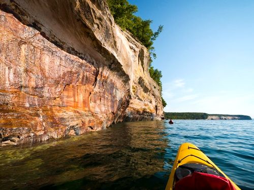 Công viên Quốc gia Pictured Rocks National Lakeshore ở Michigan được biết đến với những vách đá sa thạch đầy màu sắc và các thác nước kỳ vĩ, những bãi biển và rừng. Tuy nhiên, nhiệt độ tăng, băng tan đang ảnh hưởng đến hệ sinh thái tự nhiên của khu vực.