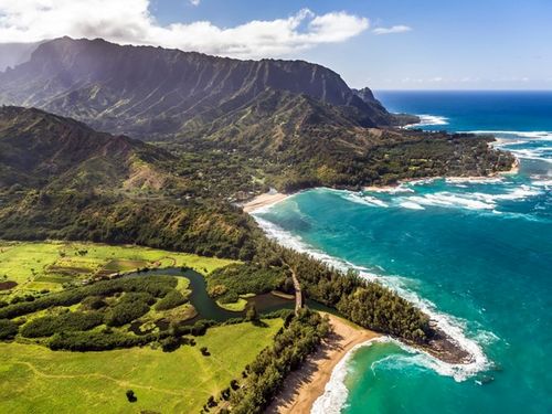Là hòn đảo lâu đời nhất ở Hawaii, đảo Kauai nổi tiếng với những bãi biển hoang sơ, những khu rừng nhiệt đới, đường leo núi tươi tốt, và những thác nước tuyệt đẹp. Tuy nhiên, cảnh quan nơi đây đang bị đe dọa bởi nguy cơ lũ lụt, bão, sóng thần, và xói lở bờ biển. Biến đổi khí hậu cũng khiến cho mực nước biển nơi đây dâng cao.