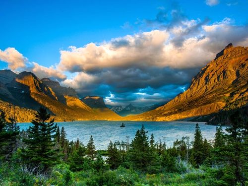 Với hơn 700 dặm đường mòn, Vườn quốc gia Glacier, tiểu bang Montana, Mỹ là thiên đường cho người đi bộ, cho những ai muốn hòa mình vào thiên nhiên. Trước đây, vườn quốc gia có tới 150 dòng sông băng, nhưng hiện tại chỉ còn chưa tới 25 dòng sông và sắp có nguy cơ mất hết các dòng sông này trong 15 năm tới do biến đổi khí hậu.