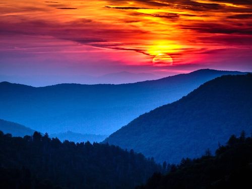 Vườn quốc gia Dãy núi Great Smoky là một vườn quốc gia và di sản thế giới tại Hoa Kỳ. Những cảnh quan tuyệt đẹp nơi đây đang ngày càng trở nên u ám khi bị bao phủ bởi những màn khói dày đặc có nồng độ lưu huỳnh điôxit cao từ các nhà máy điện đốt than của khu vực.