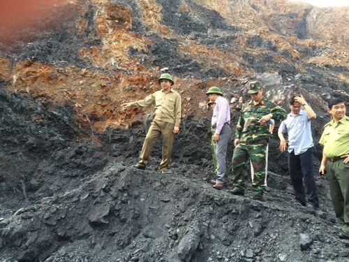  Phó Chủ tịch thường trực tỉnh Quảng Ninh Đặng Huy Hậu (ngoài cùng bên trái) kiểm tra hiện trường khu vực khai thác than trái phép tại rừng phòng hộ hồ Yên Lập, xã Tân Dân, Hoành Bồ (Ảnh: T.N.D)