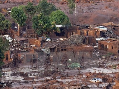 Đất bùn tàn phá thị trấn Bento Rodrigues sau vụ vỡ đập (Nguồn: THX/TTXVN)