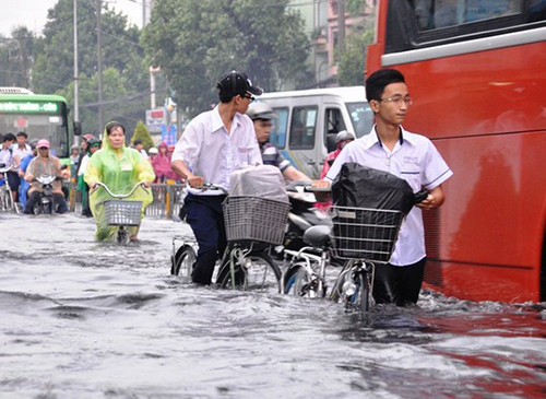  Đường Kinh Dương Vương (quận Bình Tân, TP HCM) dù nhiều lần chống ngập nhưng sau cơn mưa chiều 5-11 đã biến thành sông (Ảnh: Gia Minh)