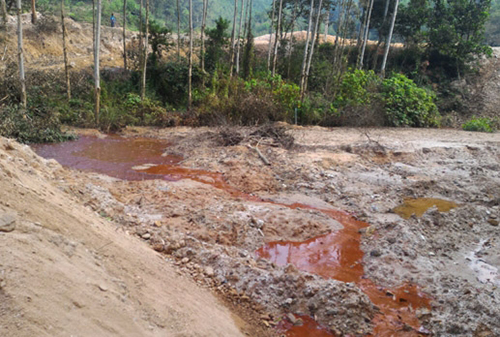 Nước thải đỏ quánh từ khu vực khai thác quặng rò rỉ ra ngoài môi trường.