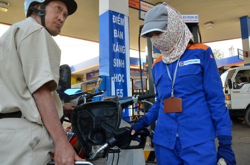 Tại TP HCM, nhiều cửa hàng xăng dầu đã bán xăng E5 nhưng số người chọn mua vẫn chưa nhiều (Ảnh: Tấn Thạnh/nld.com.vn)