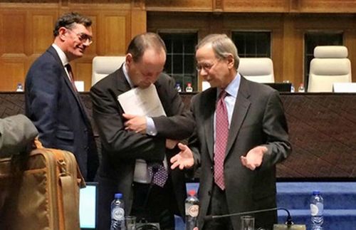 GS Alan E. Boyle, GS Philippe Sands và luật sư Paul Reichler trao đổi tại phiên điều trần (Ảnh: ABIGAIL VALTE)