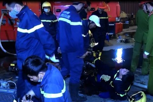 Các thùng phuy chứa phốt pho được vận chuyển ra xa khu vực cháy.