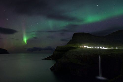 Ngôi làng Gásadalur nằm ở Vagar, đảo Faroe. Để có thể tới đây, hành khách sẽ phải dũng cảm đi quãng đường dài khó nhọc trên những ngọn núi cao 400m. (Nguồn: Sputniknews)