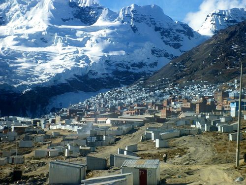 La Rinconada là một khu mỏ nằm ở Peruvian Andes, nơi đây là thượng nguồn của dòng sông băng Sleeping Beauty ở độ cao 5.090m. Khu vực này là nơi cao nhất trên trái đất có con người sinh sống. (Nguồn: Sputniknews)