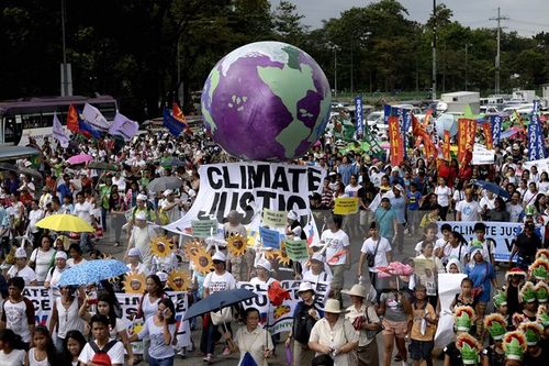 Hàng nghìn người đã tham gia vào các cuộc tuần hành chống biến đổi khí hậu trước thềm Hội nghị COP21 (Ảnh: AFP/TTXVN)
